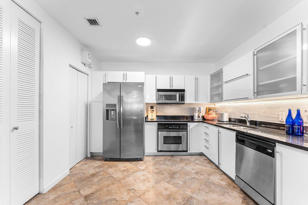 For Sale: $375,000 (1 beds, 1 baths, 831 Square Feet)
