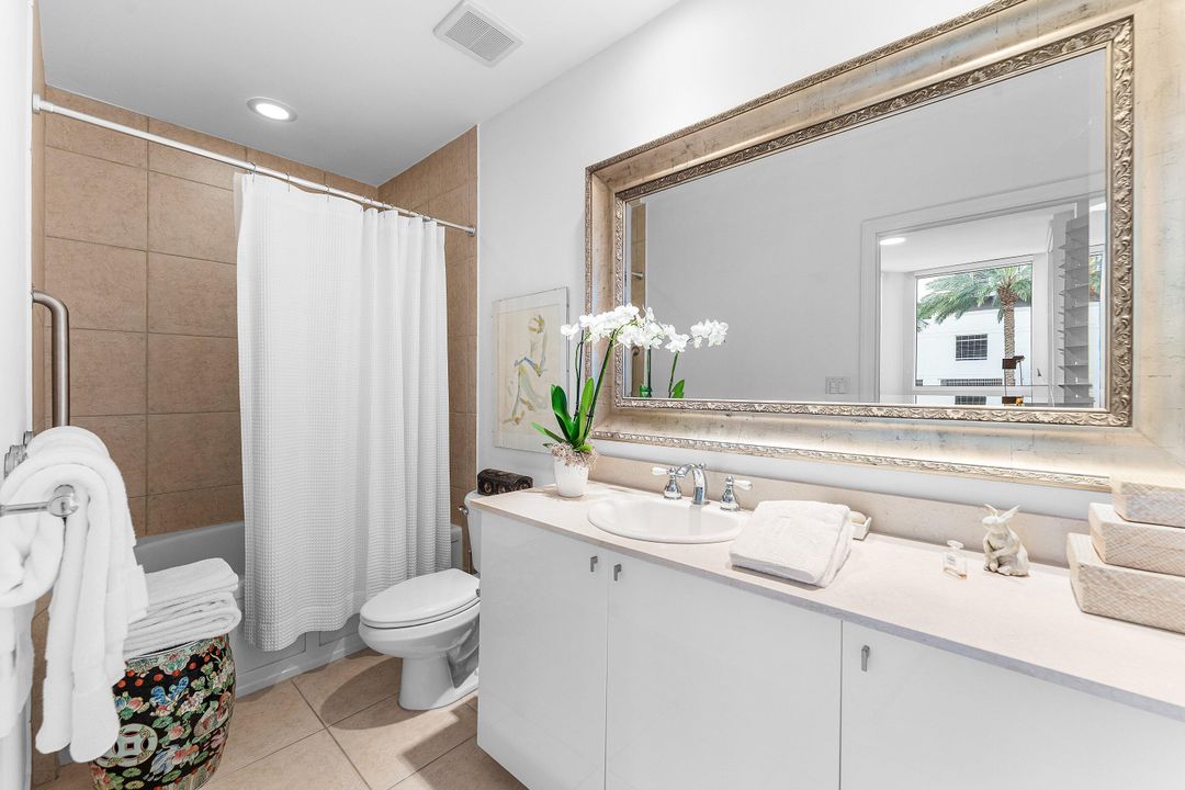 For Sale: $375,000 (1 beds, 1 baths, 831 Square Feet)