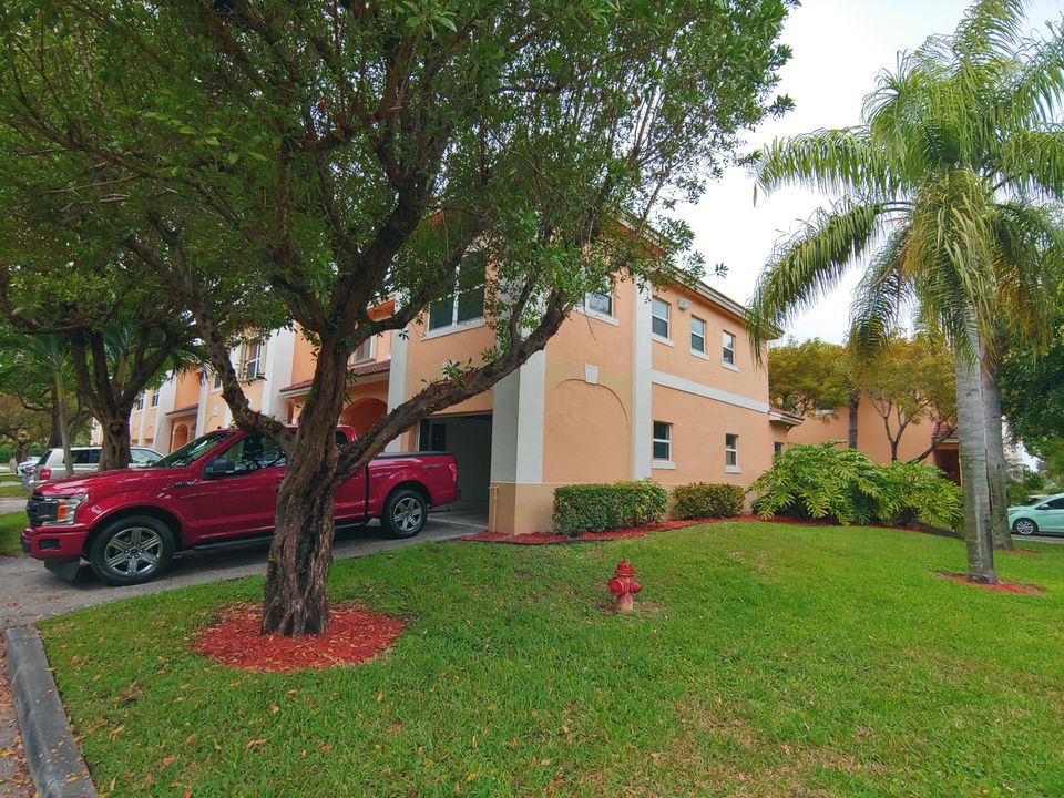 Active With Contract: $2,300 (3 beds, 2 baths, 1543 Square Feet)