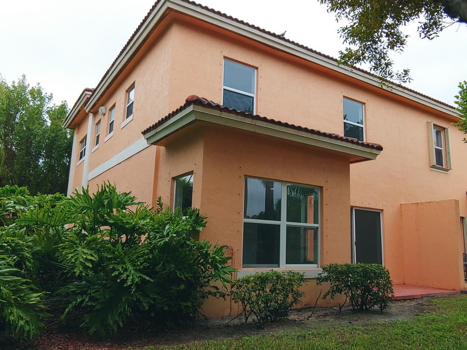 Active With Contract: $2,300 (3 beds, 2 baths, 1543 Square Feet)