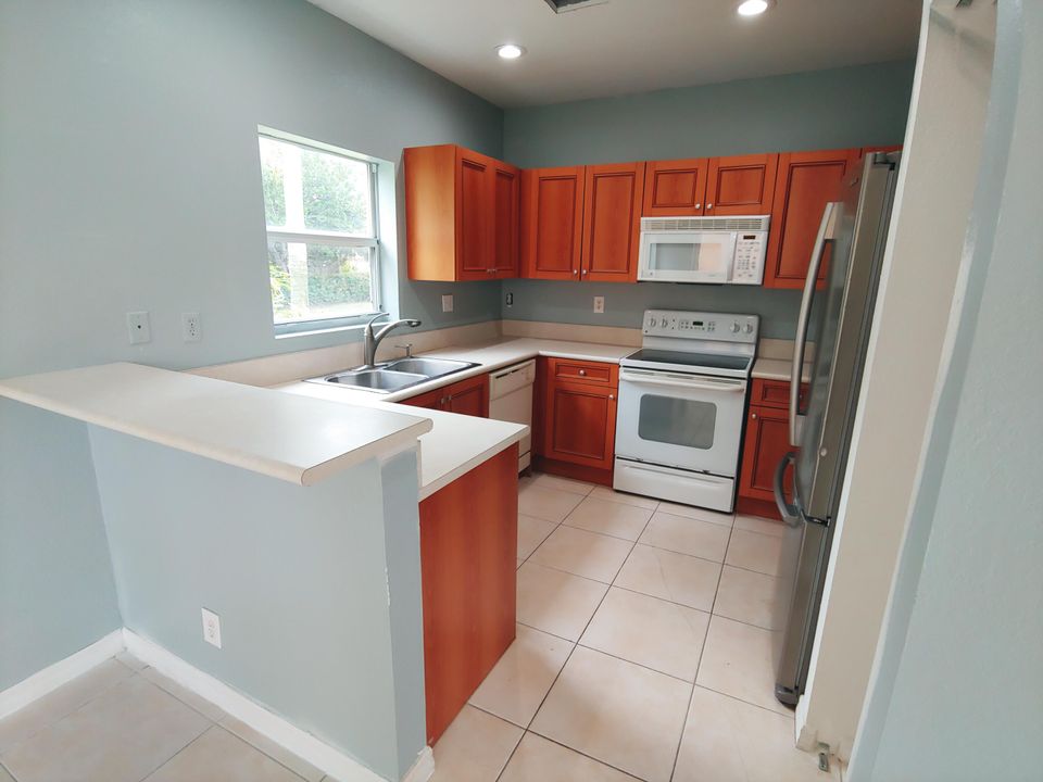 Active With Contract: $2,300 (3 beds, 2 baths, 1543 Square Feet)