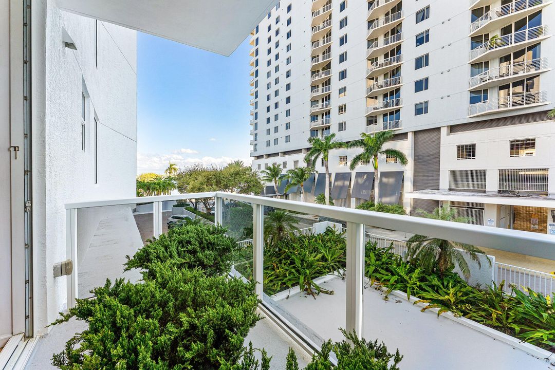 For Sale: $375,000 (1 beds, 1 baths, 831 Square Feet)