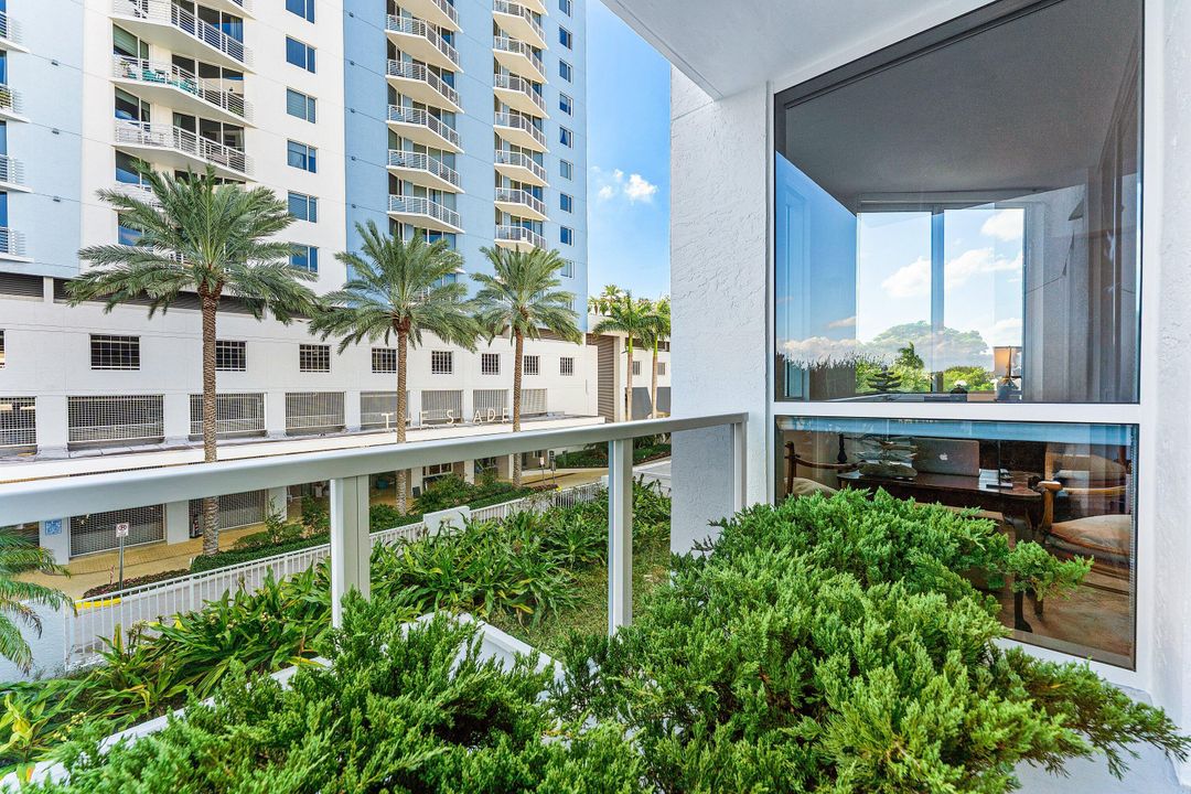 For Sale: $375,000 (1 beds, 1 baths, 831 Square Feet)