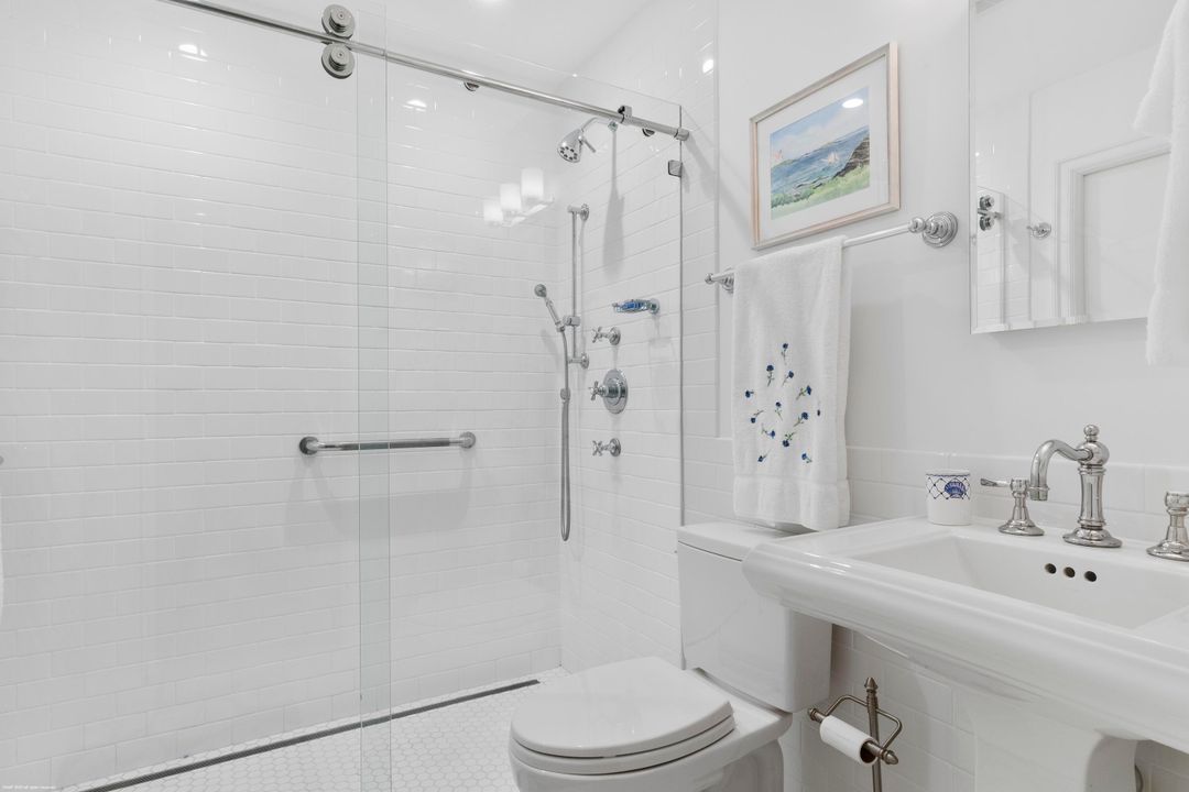 Active With Contract: $6,400,000 (7 beds, 4 baths, 3370 Square Feet)