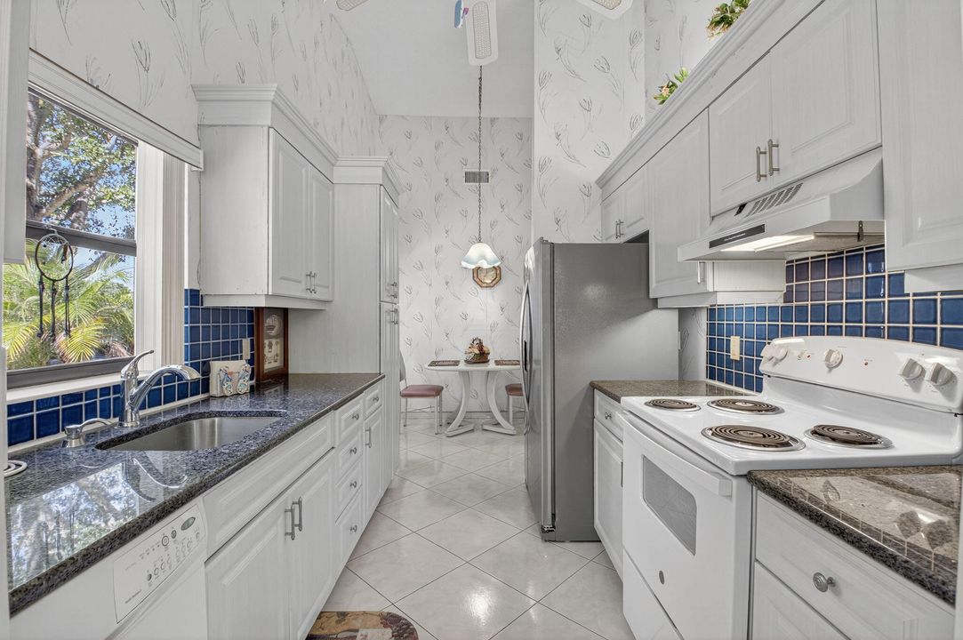 Active With Contract: $325,000 (2 beds, 2 baths, 1599 Square Feet)