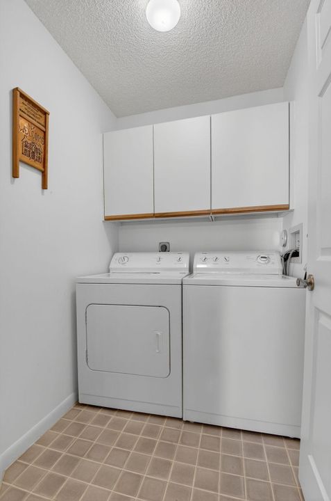 Active With Contract: $325,000 (2 beds, 2 baths, 1599 Square Feet)