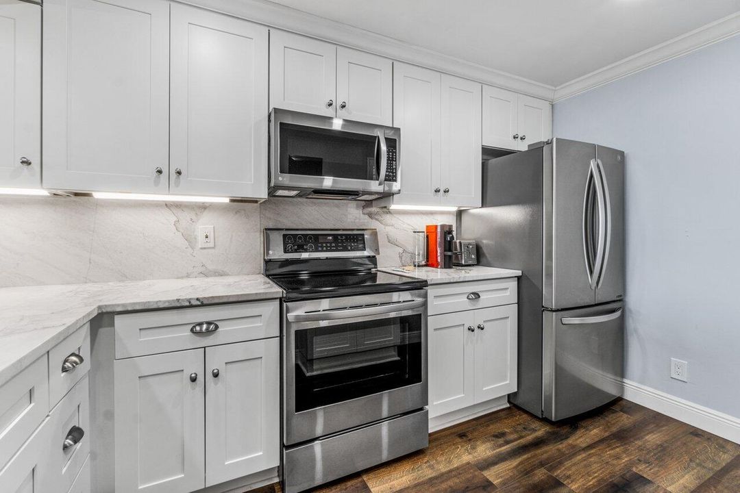 合同活跃: $2,750 (1 贝兹, 1 浴室, 795 平方英尺)