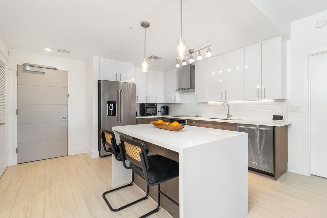 For Sale: $1,299,000 (2 beds, 2 baths, 1346 Square Feet)