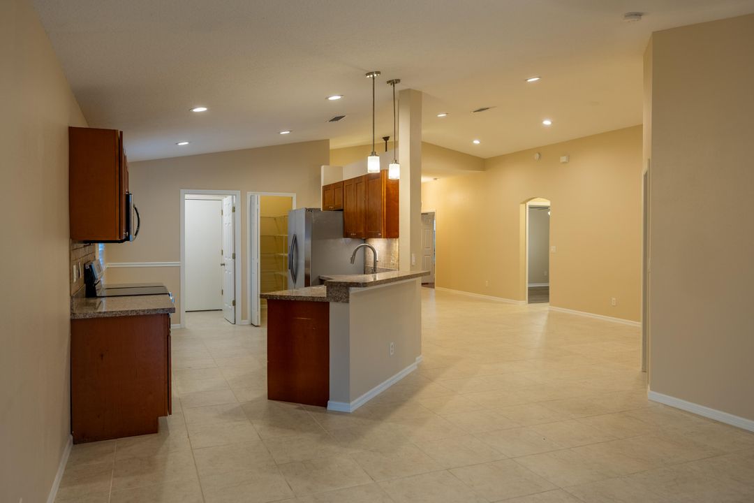 В аренду: $2,500 (4 спален, 2 ванн, 1922 Квадратных фут)