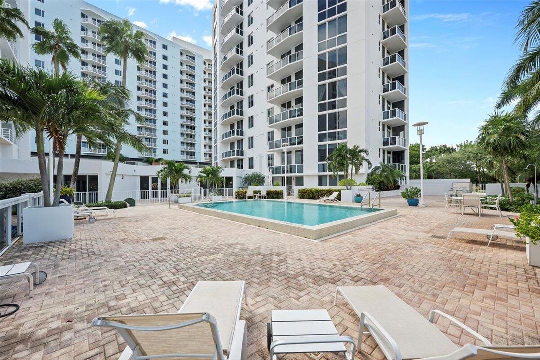 For Sale: $375,000 (1 beds, 1 baths, 831 Square Feet)