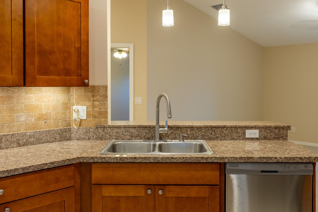 В аренду: $2,500 (4 спален, 2 ванн, 1922 Квадратных фут)