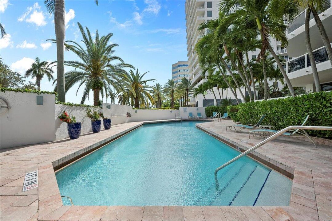 For Sale: $375,000 (1 beds, 1 baths, 831 Square Feet)