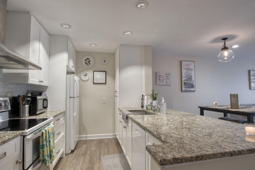 待售: $187,700 (1 贝兹, 1 浴室, 882 平方英尺)