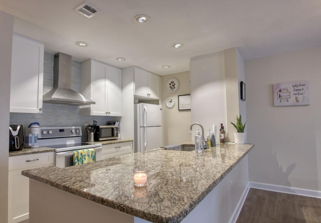 待售: $187,700 (1 贝兹, 1 浴室, 882 平方英尺)