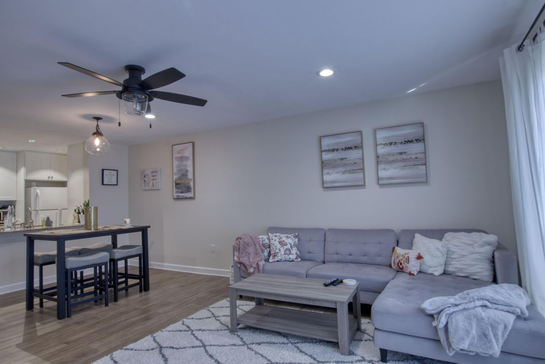 待售: $187,700 (1 贝兹, 1 浴室, 882 平方英尺)