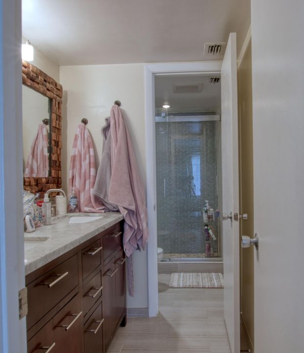 待售: $187,700 (1 贝兹, 1 浴室, 882 平方英尺)