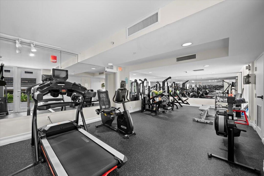 For Sale: $375,000 (1 beds, 1 baths, 831 Square Feet)