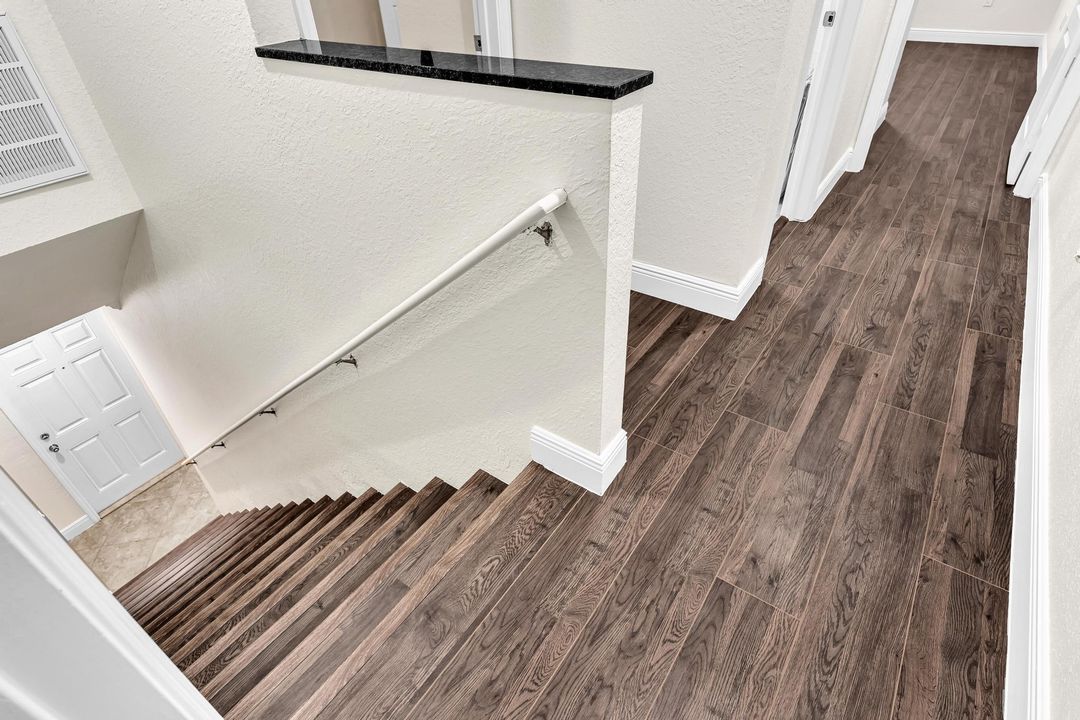 合同活跃: $420,000 (3 贝兹, 2 浴室, 1826 平方英尺)