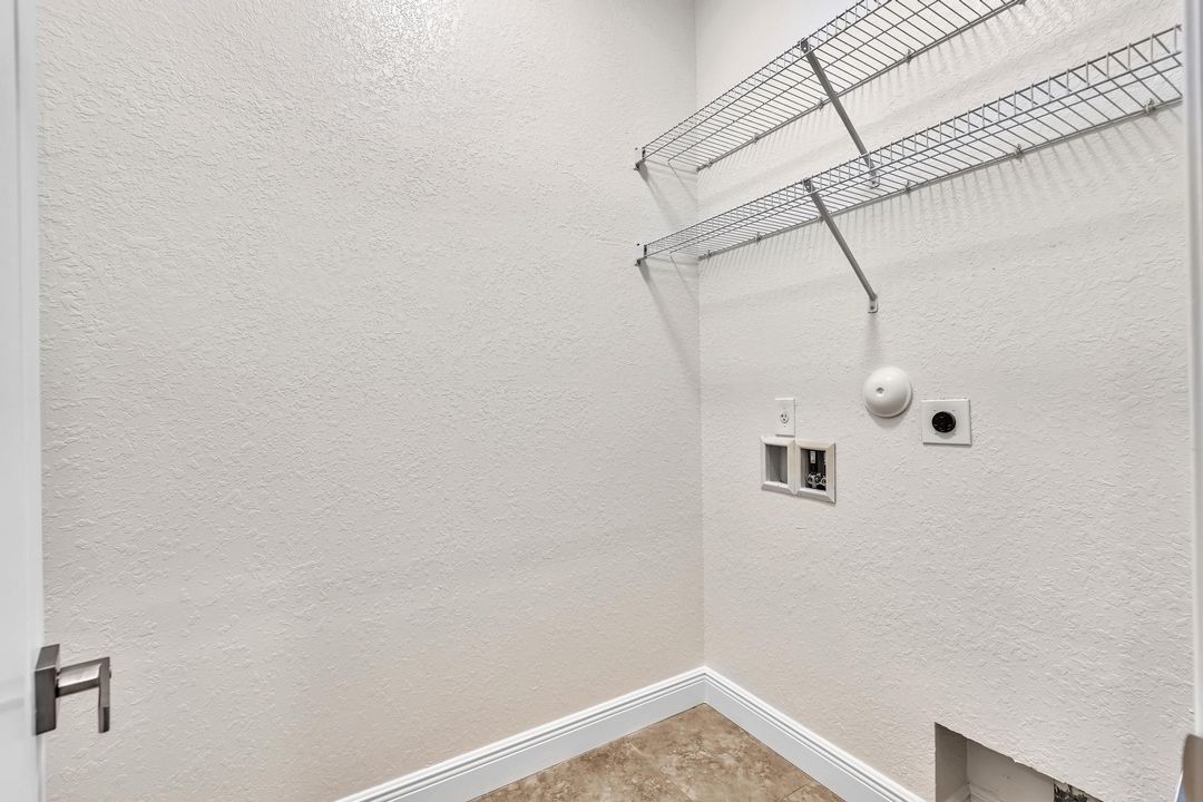 合同活跃: $420,000 (3 贝兹, 2 浴室, 1826 平方英尺)