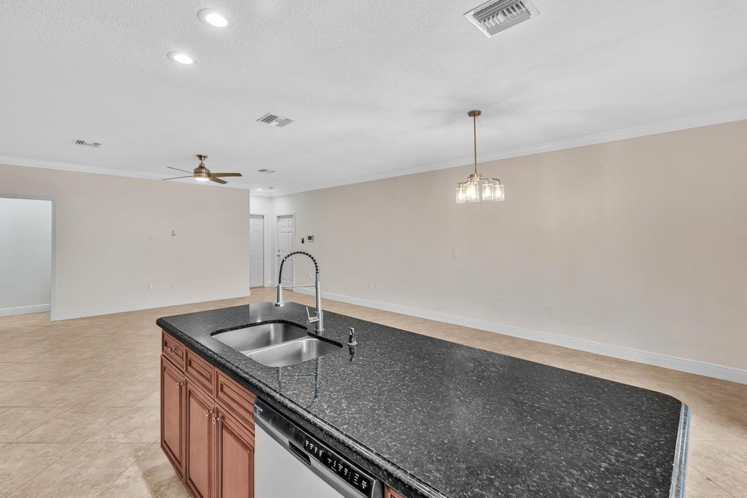 合同活跃: $420,000 (3 贝兹, 2 浴室, 1826 平方英尺)