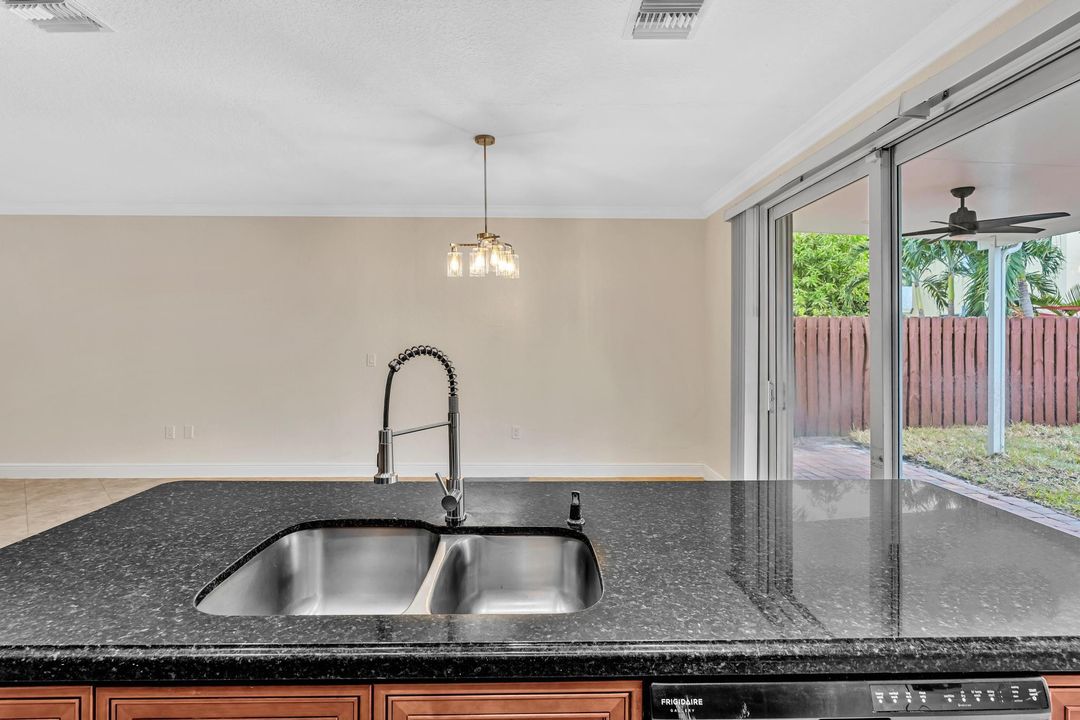 合同活跃: $420,000 (3 贝兹, 2 浴室, 1826 平方英尺)