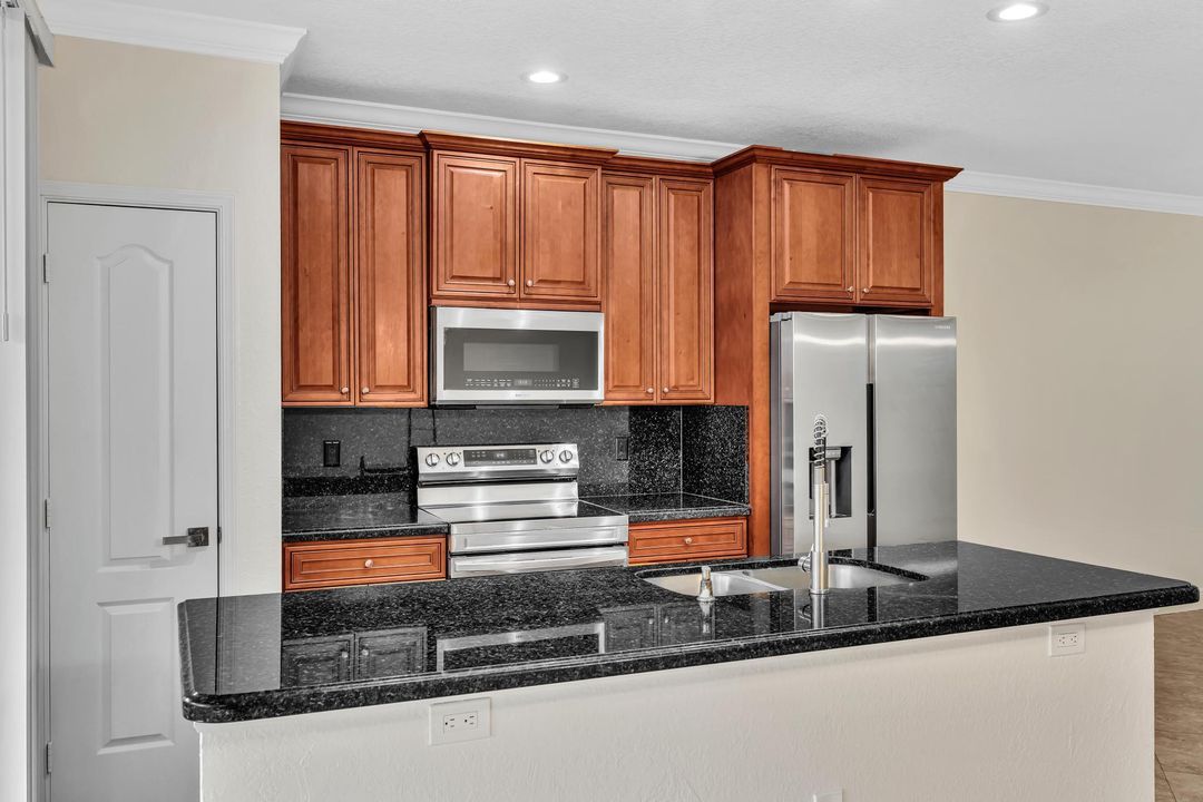 合同活跃: $420,000 (3 贝兹, 2 浴室, 1826 平方英尺)