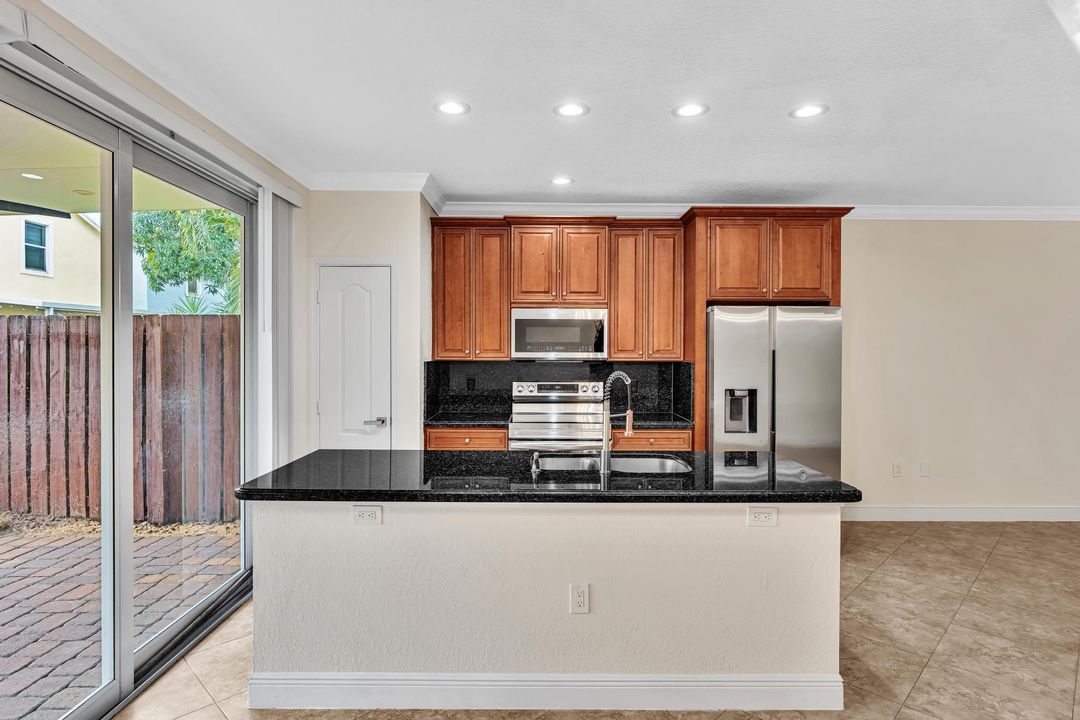 合同活跃: $420,000 (3 贝兹, 2 浴室, 1826 平方英尺)