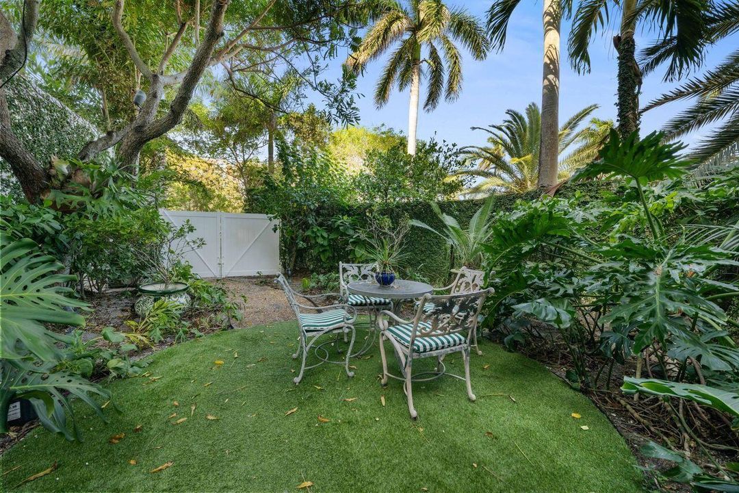 For Sale: $375,000 (1 beds, 1 baths, 831 Square Feet)