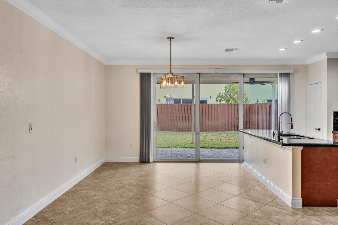 合同活跃: $420,000 (3 贝兹, 2 浴室, 1826 平方英尺)