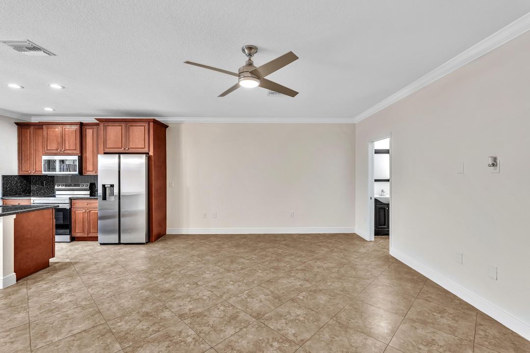 合同活跃: $420,000 (3 贝兹, 2 浴室, 1826 平方英尺)