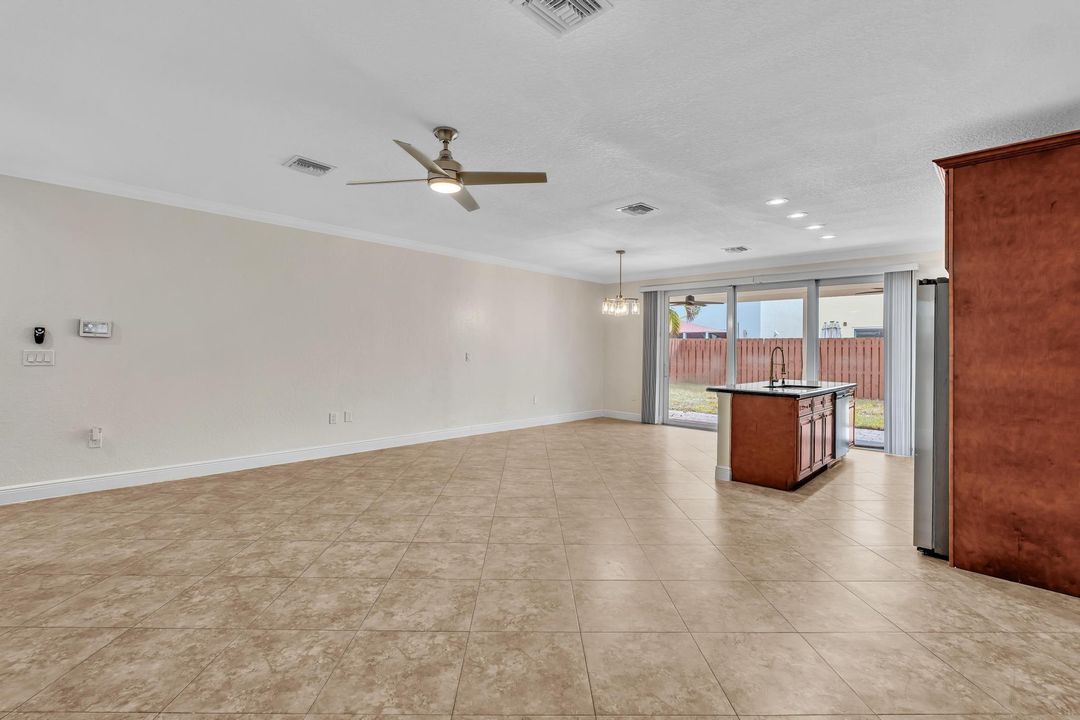 合同活跃: $420,000 (3 贝兹, 2 浴室, 1826 平方英尺)