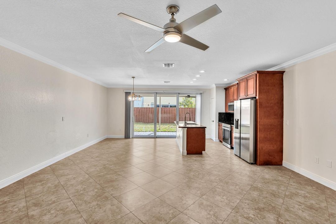 合同活跃: $420,000 (3 贝兹, 2 浴室, 1826 平方英尺)