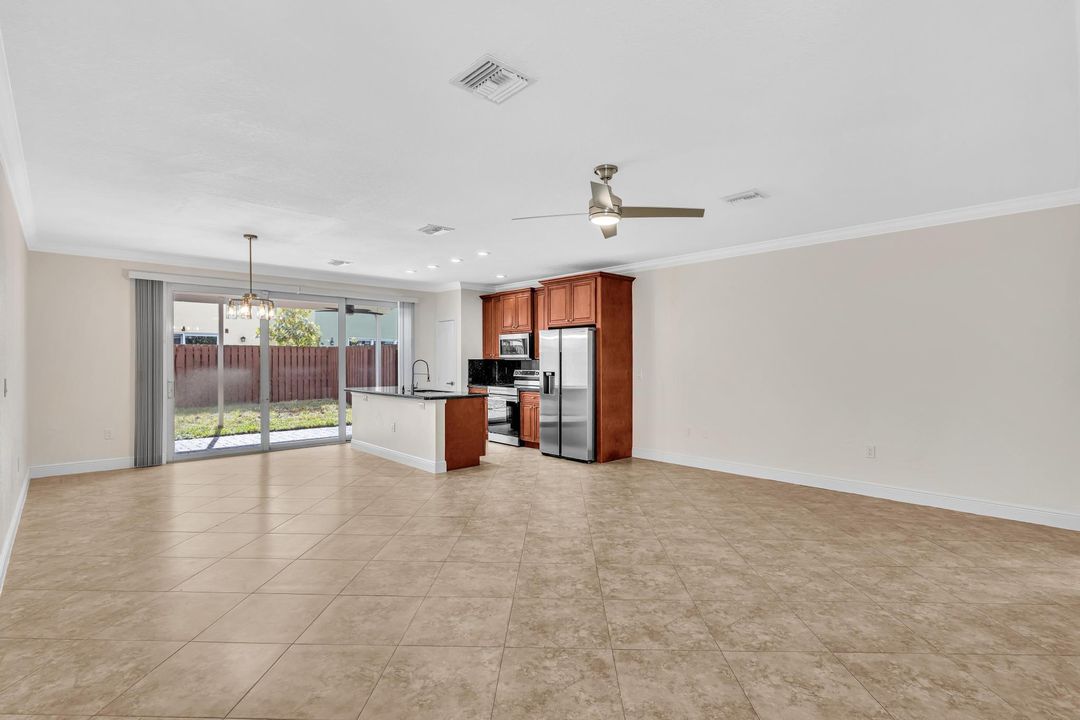 合同活跃: $420,000 (3 贝兹, 2 浴室, 1826 平方英尺)