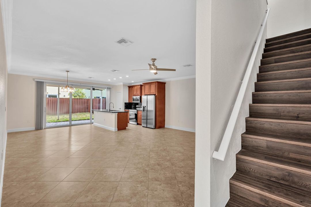 合同活跃: $420,000 (3 贝兹, 2 浴室, 1826 平方英尺)