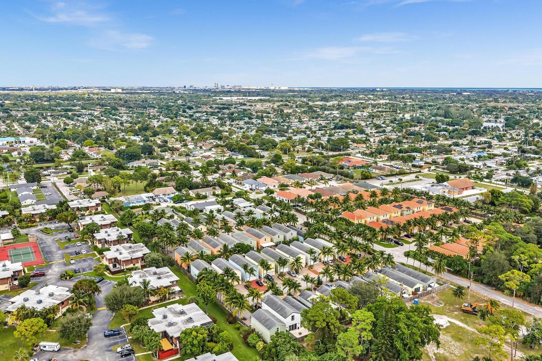 合同活跃: $420,000 (3 贝兹, 2 浴室, 1826 平方英尺)