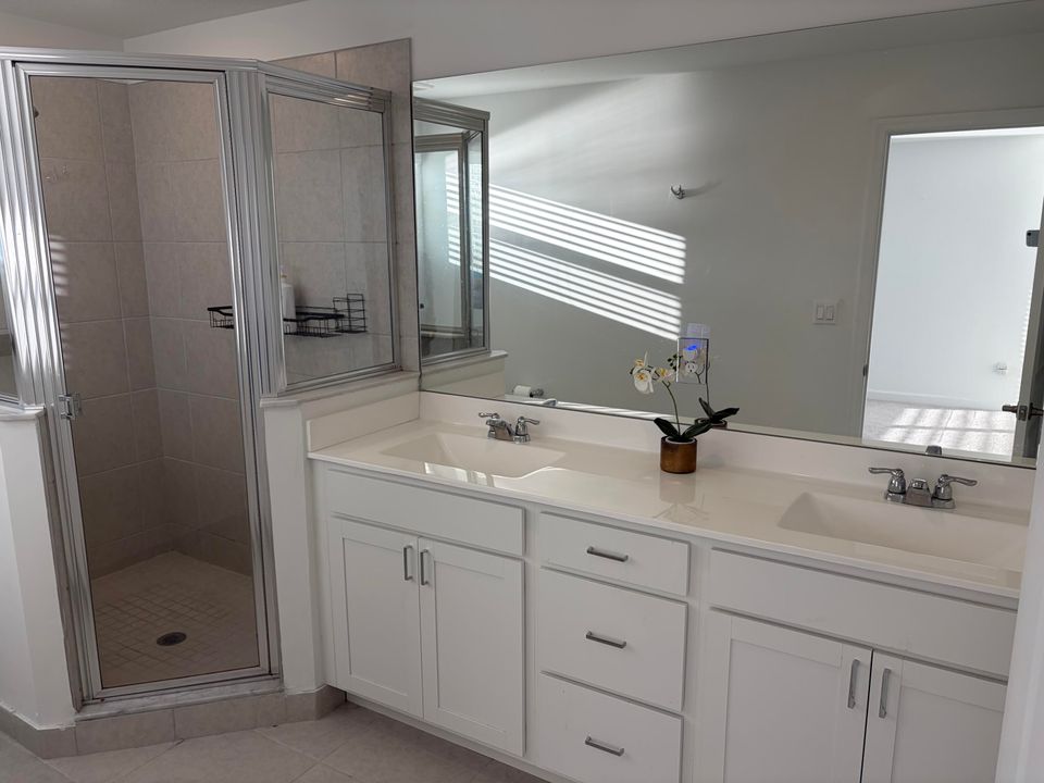 合同活跃: $3,500 (3 贝兹, 2 浴室, 1695 平方英尺)