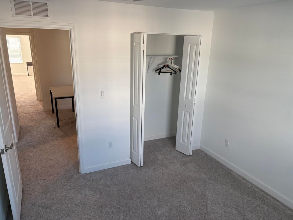 合同活跃: $3,500 (3 贝兹, 2 浴室, 1695 平方英尺)