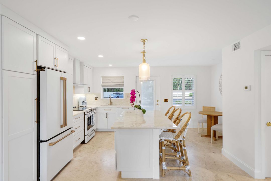 For Rent: $12,000 (2 beds, 2 baths, 990 Square Feet)