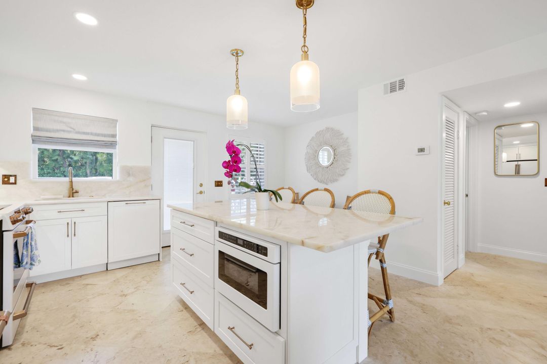 For Rent: $12,000 (2 beds, 2 baths, 990 Square Feet)