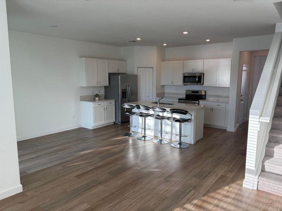 合同活跃: $3,500 (3 贝兹, 2 浴室, 1695 平方英尺)