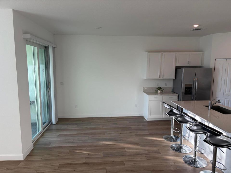 合同活跃: $3,500 (3 贝兹, 2 浴室, 1695 平方英尺)