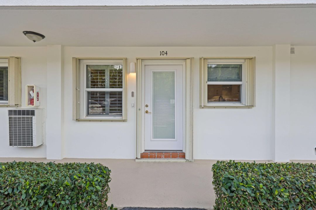 For Rent: $12,000 (2 beds, 2 baths, 990 Square Feet)