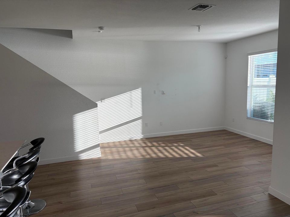 合同活跃: $3,500 (3 贝兹, 2 浴室, 1695 平方英尺)