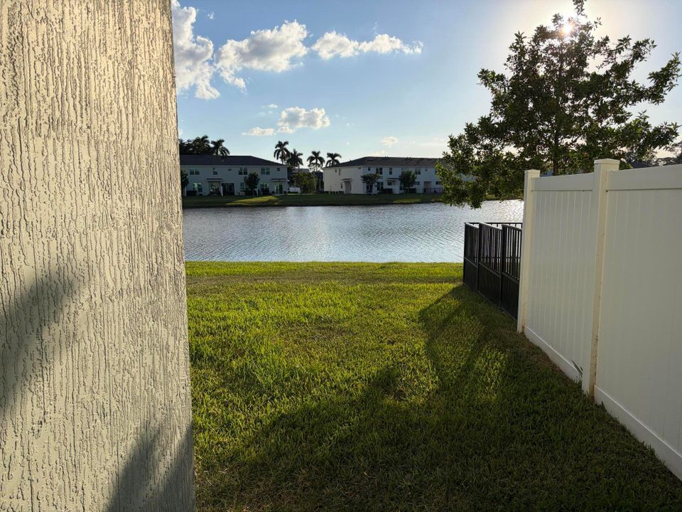 合同活跃: $3,500 (3 贝兹, 2 浴室, 1695 平方英尺)