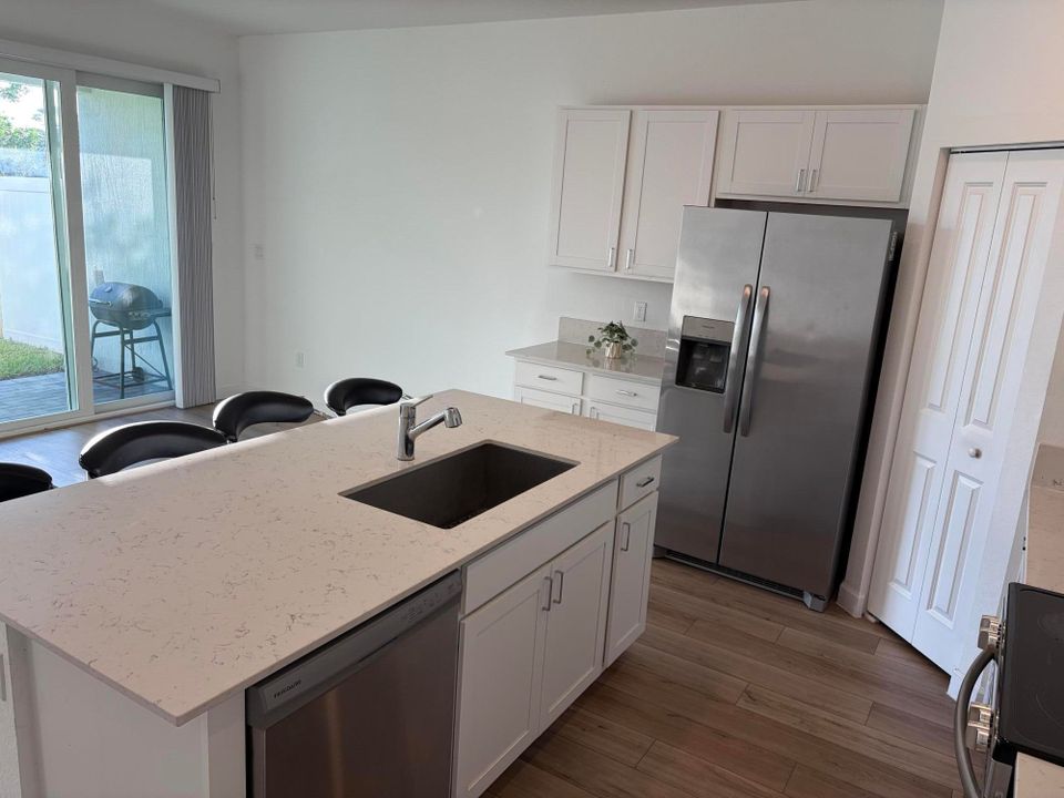 合同活跃: $3,500 (3 贝兹, 2 浴室, 1695 平方英尺)