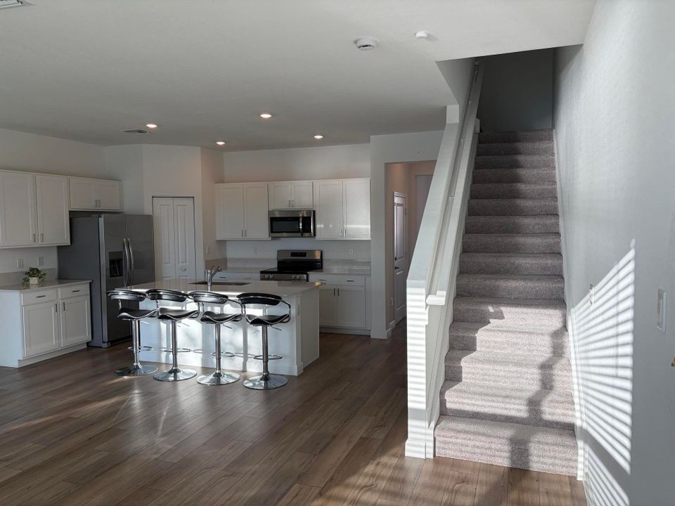 合同活跃: $3,500 (3 贝兹, 2 浴室, 1695 平方英尺)