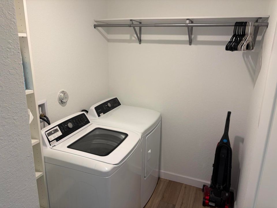 合同活跃: $3,500 (3 贝兹, 2 浴室, 1695 平方英尺)