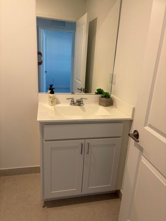 合同活跃: $3,500 (3 贝兹, 2 浴室, 1695 平方英尺)