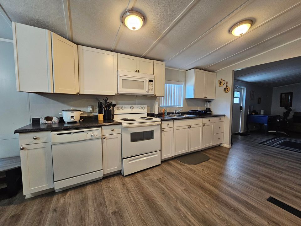 For Sale: $269,000 (3 beds, 2 baths, 1288 Square Feet)