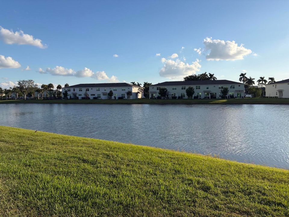 合同活跃: $3,500 (3 贝兹, 2 浴室, 1695 平方英尺)